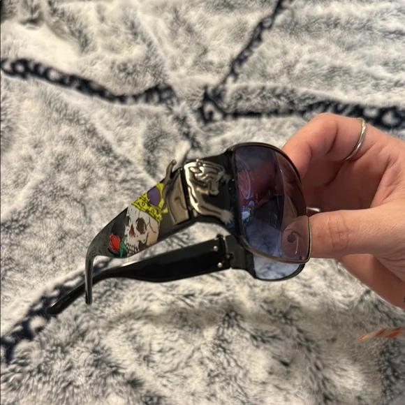 Stylish Black and Sliver Sunglasses Ed Hardy brand skulls on side with 🌹 roses - Picture 3 of 8